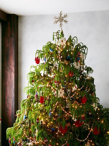 11 Christmas Tree Toppers - Unique Ideas for Tree Toppers - Country Living Christmas Tree Toppers Unique, Diy Tree Topper, Vintage Christmas Tree Decorations, Angel Christmas Tree Topper, Diy Christmas Tree Topper, Christmas Creative, Diy Crafts Home Decor, Creative Christmas Trees, Diy Crafts Home