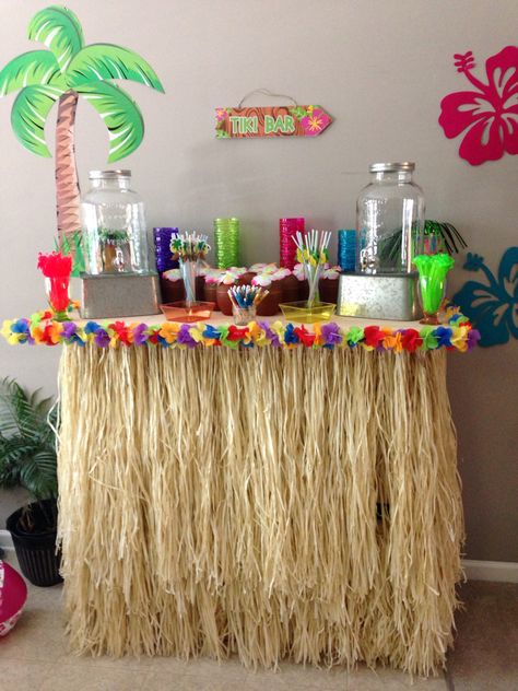 Diy Hawian Party Decorations, Tiki Bar Birthday Ideas, Beach Bday Party Decorations, Tiki Bar Ideas For Party Hawaiian Luau, Hawin Theme Party, Hawaiian Theme Party Decorations Outdoor, Tiki Bar Outfit Ideas, Hawian Theme Party Decorations, Easy Luau Decorations