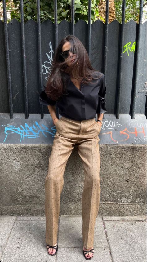 Tan Suede Pants Outfit, Suede Pants Outfit, Camel Pants Outfit, Barbara Martelo, Camel Pants, Envy Clothing, Polished Casual, Ibiza Outfits, Makeup Mistakes