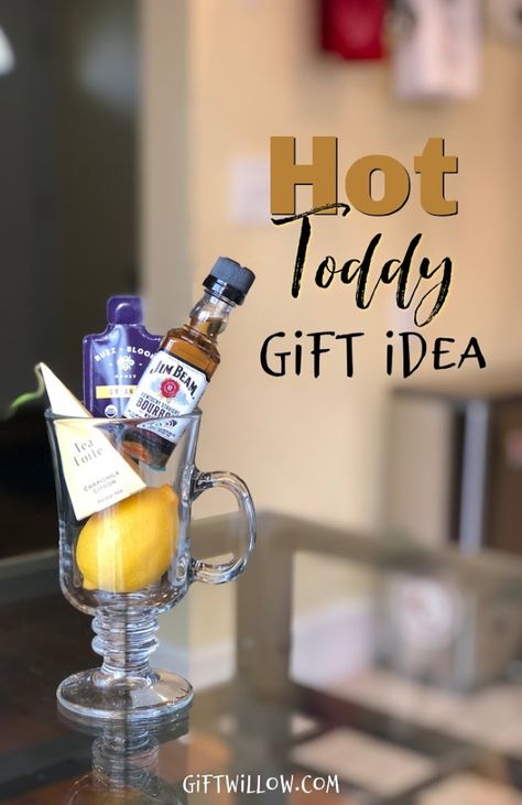 Cocktail Gift Basket Diy, Jameson Gift Basket, Alcohol Gift Ideas For Women, Cocktail Gift Basket Ideas, Booze Gift Ideas, Cocktail Gifts Mini, Drink Mix Gifts, Hot Toddy Gift Basket, Mini Cocktail Gifts