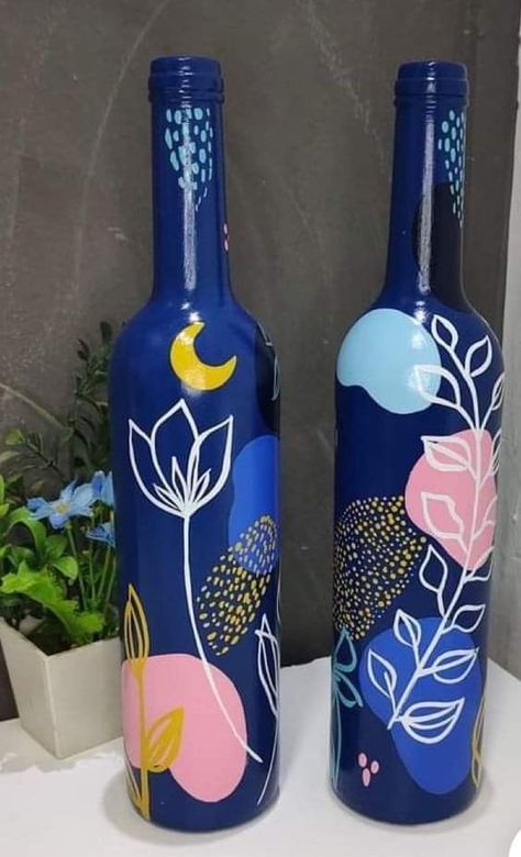 Boho Bottle Painting, Glass Bottle Decor Ideas, Unique Bottle Art, Bottle Painting Ideas, Glass Decor Ideas, Bottles Decoration Diy, Beer Bottle Art, Bottle Art Projects, Glass Bottle Decor