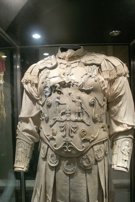 Costume worn by Joaquin Phoenix as Emperor Commodus in "Gladiator", movie, 2000. http://bit.ly/20Ja2C3 Caligula Roman Emperor, Joaquin Phoenix Gladiator, Commodus Gladiator, Ancient Rome Gladiators, Emperor Commodus, Gladiator Armor, Gladiator 2000, Gladiator Movie, Roman Gladiators