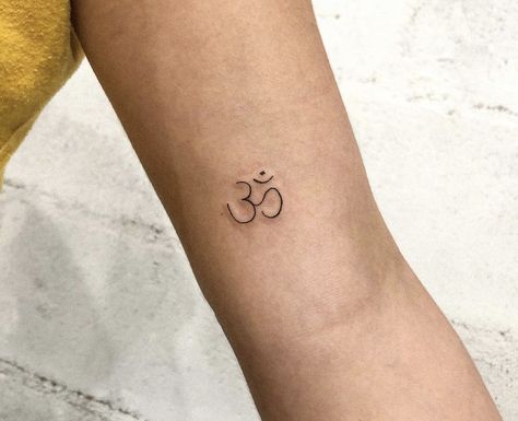 Chi Symbol Tattoo, Om Tattoo Minimalist, Calm Tattoo Symbol, Ohm Tattoo, Lucky Cat Tattoo, Vintage Tattoo Design, Cute Tats, Om Tattoo, Spiritual Tattoos