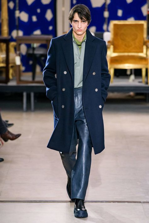 Herm¨¨s Fall 2019 Ready-to-Wear Fashion Show - Vogue Casual Mens Fashion, Mens Runway, Mens Fashion Swag, Man Outfit, Mens Fashion Work, Mens Fashion Casual Winter, Mens Fashion Simple, Mens Fashion Edgy, Men Fashion Show