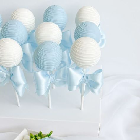 CHELLYBERRIES on Instagram: "Baby blue + white cake pops and strawberries 🤍✨🩵 . .  #fyp #cakepops #strawberries #chocolate #dessert #desserttable #chocolatedippedstrawberries #cake #babyshowercake #boybabyshower" Cake Pops Decorating Ideas, Blue And White Strawberries, Baby Shower Boy Cake Ideas, Baby Shower Cake Pops For Boys, Boy Baby Shower Desserts, Blue Baby Shower Desserts, Baby Blue Baby Shower Ideas Boys, Boy Baby Shower Cake Pops, Baby Shower Treats Boy