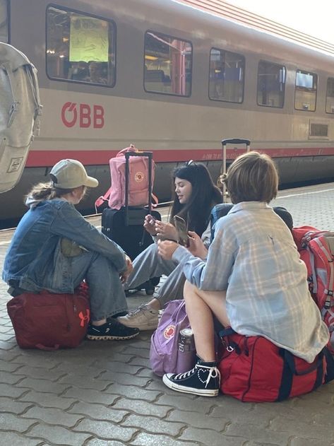 France School Trip, School Trip Pictures Ideas, Aesthetic School Trip, School Travel Aesthetic, School Trip Abroad, Class Trip Outfit, Bus Trip Outfit, Outfits For School Trip, School Trip Photo Ideas