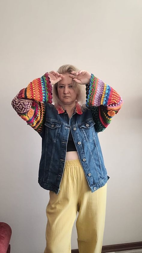 Denim Jacket With Crochet Sleeves, Diy Jacket Refashion, Denim Crochet, Festival Crochet, Colorful Festival, Jacket Crochet, Crochet Sleeves, Colorful Crochet, Diy Jacket