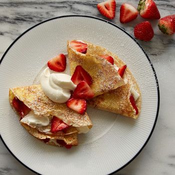 Strawberry Crepes Strawberry Crepes Recipe, Easy Crepe Recipe, Strawberry Crepes, Sweet Crepes, Crepe Recipes, Beignets, Strawberries And Cream, Classic Food, Aesthetic Food