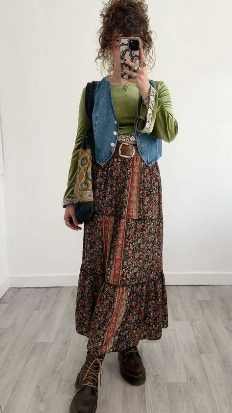 Artsy Vibe Outfit, Layering Blouse Outfit, Cottage Core Street Style, Music Festival Fall Outfits, Quirky Boho Fashion, Fall Unique Outfits, 70s Outfits Birthday, Boho Work Attire, Boho Artsy Outfit