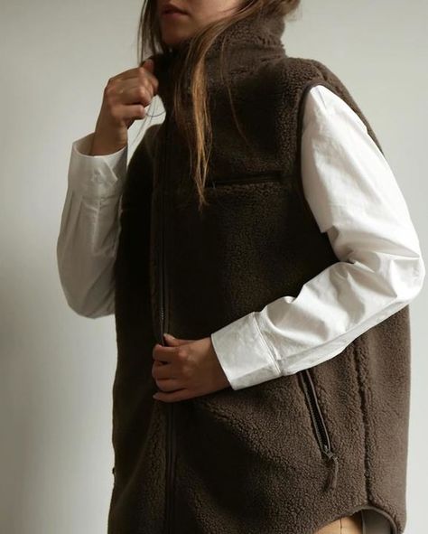 Oversized Pile Zip Vest - Brown - Vests - & Other Stories US Brown Vest Outfits For Women, Teddy Vest Outfit, Brown Vest Outfit, Vest Outfits For Women, Oversized Vest, Vest Outfit, Brown Vest, Weather Wear, Vest Outfits