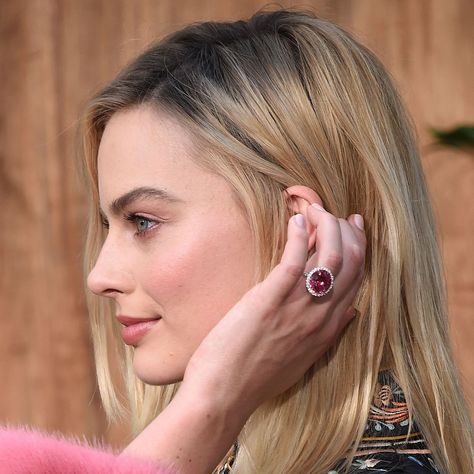 Margot Robbie Engagement Ring Celebrity Rings, Pink Diamonds Engagement, Pink Engagement, Nicola Peltz, Celebrity Jewelry, Celebrity Engagement Rings, Engagement Celebration, Mila Kunis, Pink Sapphire Ring