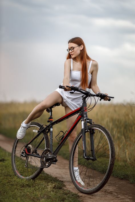 Biker Chick Outfit, Bicycle Chic, Female Cyclist, Girls On Bike, Cycle Chic, Bicycle Women, Bicycle Girl, Hottie Women, Bikes Girl