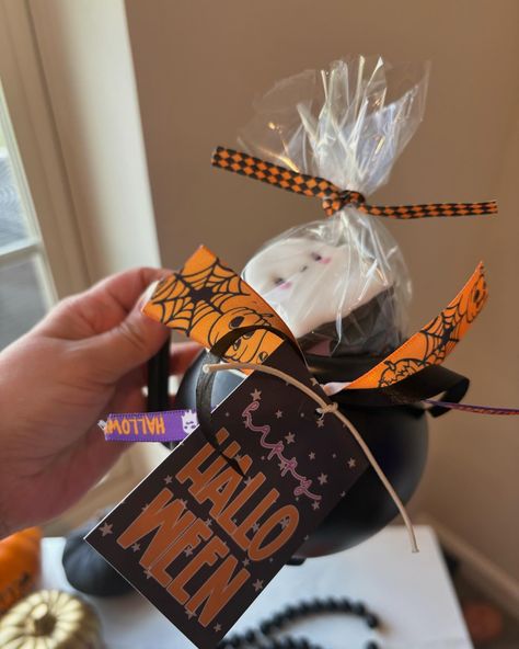 This cauldron filled with delicious mini Halloween sugar cookies is the perfect gift for family, friends, teachers & coworkers! 👻✨🎃 Thanks to Judit for the amazing idea @thesweetdesignsshoppe To order click on link below: https://beas-cakes.square.site/shop/halloween-2024/MLRZHQCFVSK6BSUZU2R2JOW7?page=1&limit=30&sort_by=category_order&sort_order=asc #sugarcookies #halloween #halloween2024 #halloweensugarcookies #galletasdecoradas Cakes Square, Halloween Cauldron, Halloween Sugar Cookies, Halloween 2024, Gift For Family, Halloween Gift, Halloween Gifts, Sugar Cookies, Family Friends