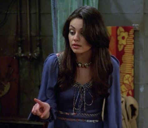 Long Layers | You can't miss this compilation of Mila Kunis's greatest beauty looks throughout "That 70s Show." Uwu Style, That 70s Show Fashion, That 70s Show Outfits, 70s Show Outfits, Jackie Burkhart Outfits, Jackie That 70s Show, Mila Kunis And Ashton Kutcher, Jackie Burkhart, Tv Outfits