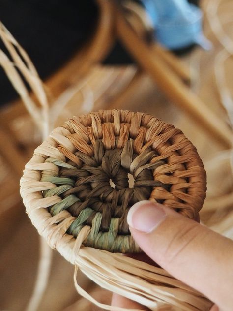 Making  weaving baskets - how to make a basket with your own hands Come Intrecciare, Raffia Crafts, Raffia Basket, Kitchen Scraps, Basket Weaving Diy, Basket Weaving Patterns, Dye Techniques, Diy Ombre, Pine Needle Baskets