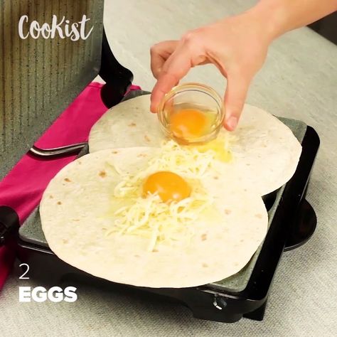 Tortilla Hack Recipes, Things To Do With Tortillas, What To Do With Tortillas, Tortilla Uses, Mini Tortilla Recipes, Things To Make With Tortillas, Cookist Wow Recipes, Tortilla Ideas, Tortilla Recipe Ideas