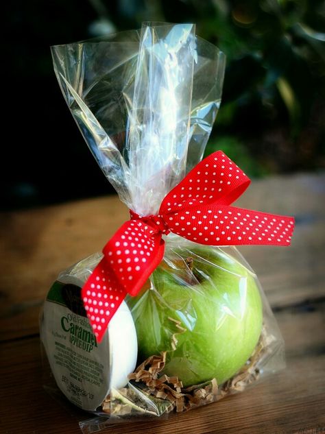 Mmmmmm yum. Carmel Apple Gifts, Apple Treats For Teachers, Apple Party Favors, Pool Party Images, Apple Theme Parties, Apple And Caramel, Fall Party Favors, Budget Christmas Gifts, Hotel Sales