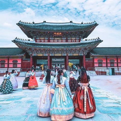 Visit #Gyeongbokgung Palace on any given day, and you’ll be sure to see groups of friends all dressed in #Hanbok! 🥰 📸 @nomad_traveler_mx Gyeongbokgung Palace Aesthetic, South Korea Photography, Ancient Korea, Gyeongbokgung Palace, Seoul Korea Travel, Visit Seoul, Hanbok Traditional, South Korea Seoul, Lotte World