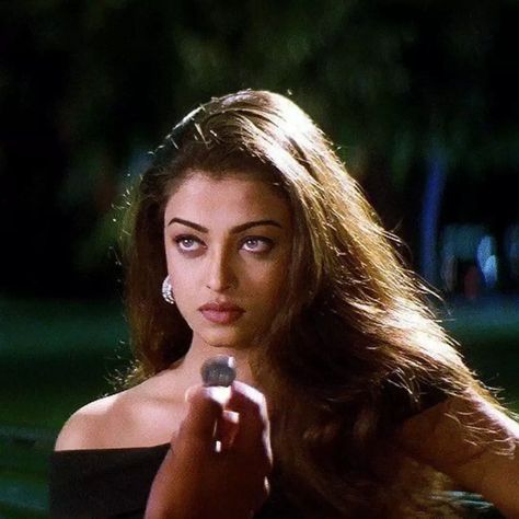 Aishwarya rai✨ Bollywood Icons, Movie Fashion Outfits, 90s Bollywood, Bollywood Outfits, Vintage Bollywood, Model Inspo, Haircuts Straight Hair, Indian Aesthetic, Aishwarya Rai