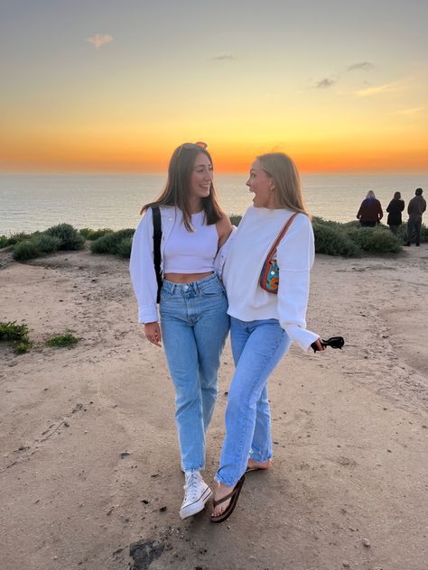 Best friends, sunset, jeans, jeans outfit, white shirt, white sweatshirt, outfit ideas Jeans Outfit White Shirt, White Sweatshirt Outfit, Sweatshirt Outfit Ideas, Jeans And White Shirt, Friends Sunset, Outfit White, Sweatshirt Outfit, Cool Poses, Jeans Outfit