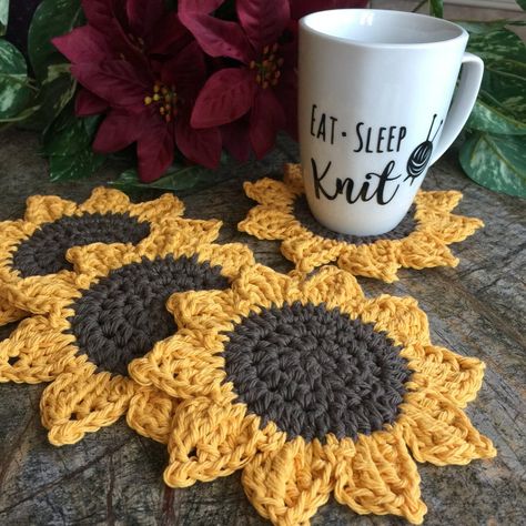 Sunflower Coaster, Sunflower Coasters, Coffee Home, شال كروشيه, Easy Knitting Projects, Crochet Sunflower, Crochet Home Decor, Yarn Projects, Crochet Coasters