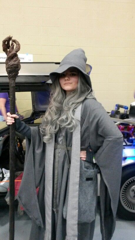 Female Gandalf the Grey Cosplay #LordOfTheRings #Cosplay #Gandalf #Genderbent #ComicCon Gandalf Costume Women, Female Gandalf Cosplay, Female Gandalf, Gandalf Cosplay, Gandalf Costume, Hobbit Costumes, Wizard Gandalf, Arwen Evenstar, Loki Cosplay