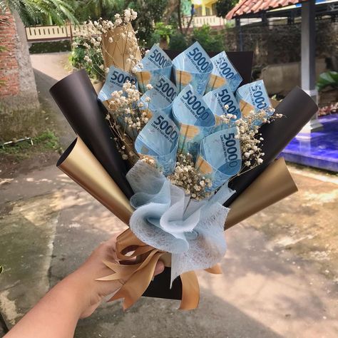 Money Bucket Flower, Money Bouquet Tutorial, Bucket Uang, Balloon Bouquet Diy, Candy Bouquet Diy, Diy Bouquet Wrap, Luxury Flower Bouquets, Warm Scarves, Money Flowers