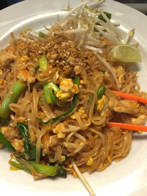 Thai Takeout Aesthetic, Thai Food Dinner Aesthetic, Pad Thai Aesthetic, Thia Food, Thai Takeout, Thai Meals, Thai Pad, Food Thai, Thai Foods