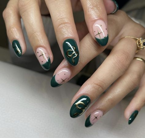 Harry Potter Nails Designs, Slytherin Vibes, Nails Pictures, Snake Green, Harry Potter Nail Art, Harry Potter Nails, Green Acrylic Nails, Dark Green Nails, Witchy Nails