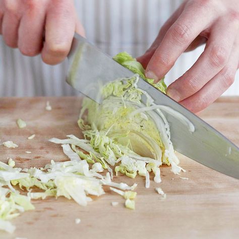 How to Shred Cabbage and Lettuce for Tacos, Slaw, and More How To Shred Cabbage, Easy Cabbage Recipes, Red Cabbage Salad, Cabbage Stir Fry, Braised Cabbage, Pasta Fillo, Pastrami Sandwich, Cooked Cabbage, Fried Cabbage