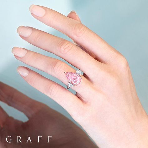 Graff on Instagram: “A rarified world. • 7 carat Fancy Vivid Pink pear shape diamond ring #graffdiamonds #paris #highjewelry #pinkdiamond” Rings Aesthetic Pink, Engagement Rings Pink Diamond, Graff Engagement Ring, Engagement Rings Pink, Fancy Pink Diamond Ring, Pear Shape Diamond Ring, Graff Jewelry, Pink Diamonds Engagement, Hand Jewelry Rings