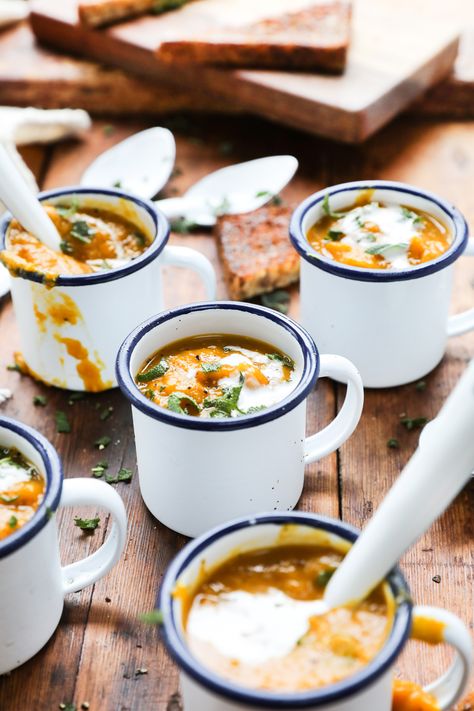 Roasted Butternut and Leek Mini Soup Cups - delicious, warming and hearty! Soup Appetizer Mini, Mini Soup Appetizers, Fancy Soup Presentation, Soup Appetizers For Party, Soup Presentation Ideas, Soup Serving Ideas, Fall Catering Ideas, Wedding Soup Bar, Soup Bar Ideas Parties