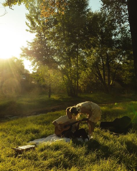 If you’re not going on a picnic at least twice a month, your happiness and energy levels decrease by 25% We can’t have this happening. Find a time to picnic ASAP!!! Before it’s too late 😭😭😭 Golden hour, couple photos, Utah, greenery, posing ideas, movie scenes, cinematic, romantic, love, pictures, engagement photos, poetry, warm, hazy, trees, love at first sight, date night, picnic photoshoot, golden hour shoot, photographer Night Picnic Aesthetic, Photo Shoot Ideas Creative, Outdoor Date Ideas, Date Night Picnic, Golden Hour Shoot, Photoshoot Golden Hour, Golden Hour Couple, Romantic Love Pictures, Night Picnic