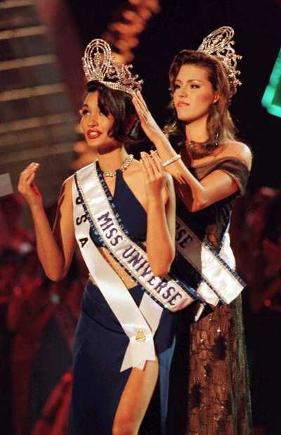 1997 Miss Universe Brooke Mahealani Lee (Hawaii, USA) is crowned by 1996 Miss Universe Alicia Machado (Venezuela) Most Beautiful Miss Universe, Mis Universe, Oxana Fedorova, Miss Universe 2001, Miss Universe 2000, Pageant Aesthetic, Miss Pageant, Miss Venezuela, Miss California