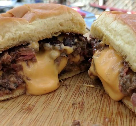 Jucy Lucy Burger Recipes, Mississippi Slug Burger Recipe, Juicy Lucy Burger Recipe Grilling, Jucie Lucy Burger, Juicy Lucy Burger Recipe, Jucy Lucy Burgers, Jr Bacon Cheeseburger Wendys, Griddle Ideas, Jucy Lucy