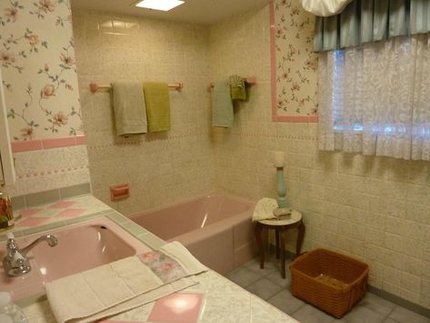 Granny Bathroom, 1990s Bathroom, 60s Bathroom, 1960s Bathroom, 90s Bathroom, Cottagecore Bathroom, 70s Bathroom, Uni Dorm, Indian Living Rooms