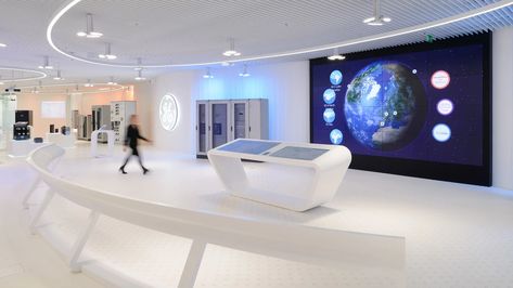 GE CUSTOMER EXPERIENCE CENTER Customer Experience Center, Interactive Walls, Bright Decor, Experience Center, Design Competitions, Exhibition Space, Retail Space, Display Design, Media Center