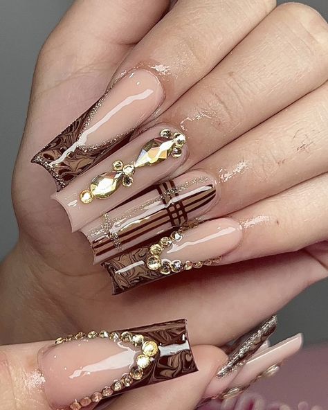 ig: nailsxlizeth_ Brown Nails With Rhinestones, Brown And Gold Acrylic Nails, Gold And Brown Nails, 2023 Nails Short, Nails Design Nude, Nude Nails Inspiration, Short Nails Winter, Gold Fall Nails, Nude Nails With Rhinestones