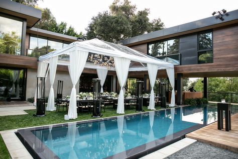 Pool Wedding Reception, Poolside Wedding Ceremony, Yard Wedding Ideas, Poolside Wedding Reception, Pool Tent, Garden Lunch, Poolside Wedding, Event Venue Design, Tent Wedding Reception