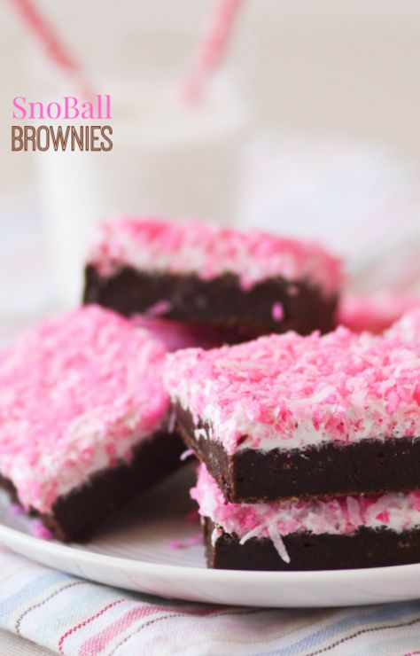 SnoBall Brownies are so good and remind you of the Hostess SnoBalls from our childhood! #brownies #dessert Resep Brownies, Best Brownie Recipe, Brownies Recipe Homemade, Shower Desserts, Best Brownies, Fudgy Brownies, Bar Cookies, Yummy Sweets, How Sweet Eats