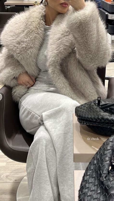 Fur Coat Outfit, Stockholm Style, Winter Fit, Autumn Fits, Inspo Outfit, Fall Fits, Winter Fits, Coat Outfits, Rainy Day Outfit