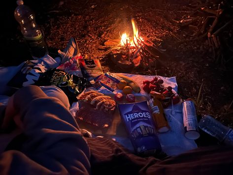 #campfire #night #datenight #munch #woods #picnic #food #pizza #strawberries Campfire Date Night, Campfire Date Night Ideas, Ideal Date Ideas, Campfire Date, Picnic At Night, Picnic Candles, Campfire Night, Welcome Back Party, Ideal Date