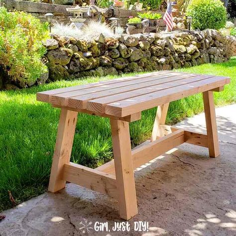 Here's a cute outdoor bench made from 2x4s, and how awesome is it that it can made in a single afternoon! Diy Plant Bench Outdoor, 2x4 Bench, French Door Curtains, Bench Diy, Bench Plans, Diy Bench, Mesa Exterior, Built In Bench, Exterior Wood