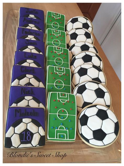 Soccer Team Cookies Soccer Treats, Soccer Cookies, Football Cookies, Soccer Cake, Soccer Birthday Parties, Soccer Star, Idee Cricut, Soccer Birthday, Sugar Cookie Designs