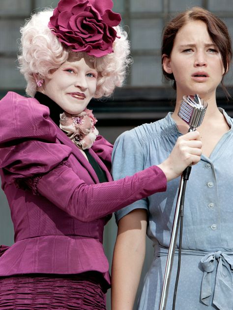 Effie and katniss Katniss Costume, Hunger Games Effie, Hunger Games Prequel, New Hunger Games, Gale Hawthorne, Hunger Games Katniss, Speech And Debate, Hunger Games Movies, Elizabeth Banks