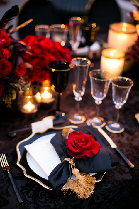 Red Tablescape, Red Table Settings, Dinner Party Settings, Dinner Party Table Settings, Welcome Dinner, Centerpieces Ideas, Red Wedding Theme, Black Dinner, Red Rose Wedding