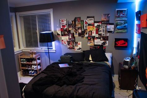 Room Inspo For Guys, Men Bedroom Aesthetic Ideas, Men’s Room Aesthetic, Teenage Guy Room, Guys Bedroom Aesthetic, Guy Room Ideas Bedrooms, Mens Bedroom Aesthetic, Teen Boy Bedroom Aesthetic, Room Ideas Aesthetic Men