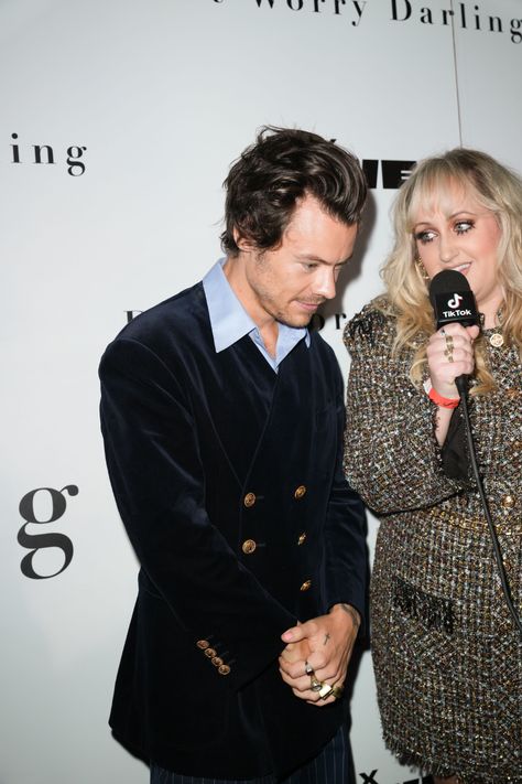 (2) HLDHQs (@HLDHQs) / Twitter Harry Styles Interview, Brittany Broski, Mr Style, The Don, Movie Fashion, Movie Premiere, Harry Edward Styles, Edward Styles, Awards Ceremony