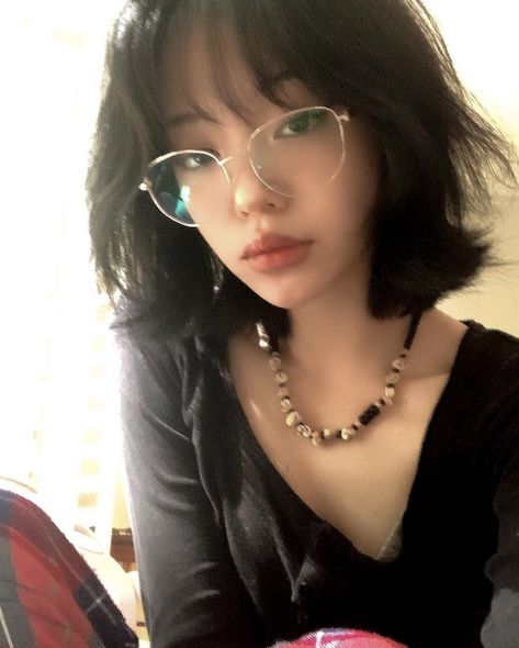 Short Asian Haircut For Women With Bangs, Shortish Hair With Layers, Glasses For Oval Faces, Short Hair Glasses, Shortish Hair, People With Glasses, Glasses For Round Faces, Haircut Tip, Wolf Cut