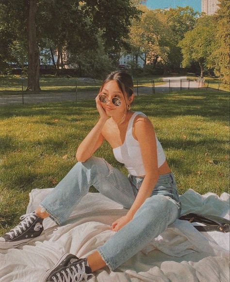 Pretty People Aesthetic, Picnic Outfit Summer, Picnic Outfit, Ootd Poses, People Aesthetic, Fotos Aesthetic, Instagram Ideas Photography, Foto Poses, Best Photo Poses